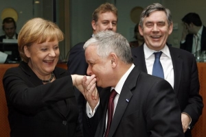 Kaczyński je mezi evropsk&yacute;mi l&iacute;dry jako ryba ve vodě.